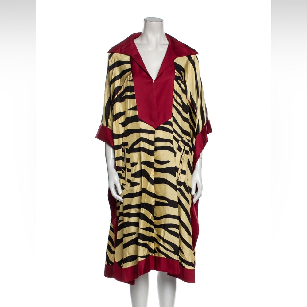 NEW WITH TAGS: Gucci 100% Silk Robe